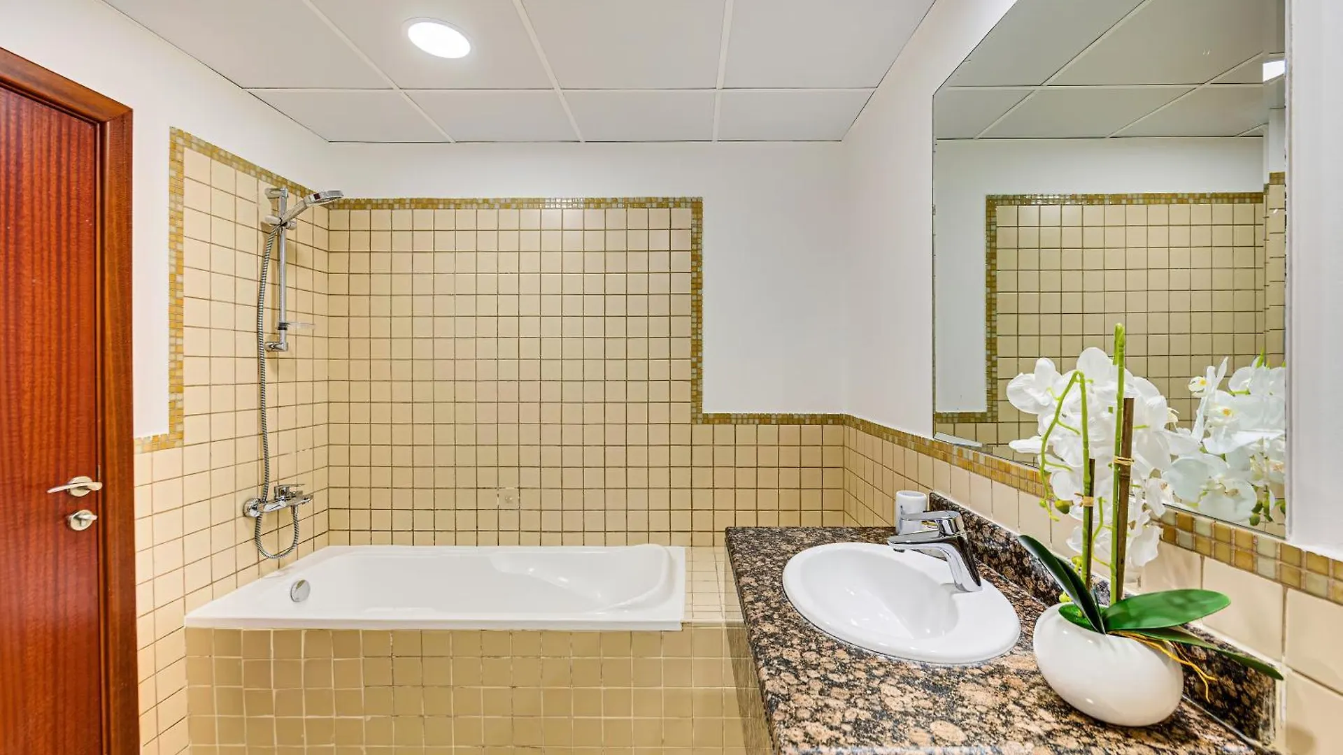 Stylish 2Br Apt Just Minutes From Beach Dubái Apartamento